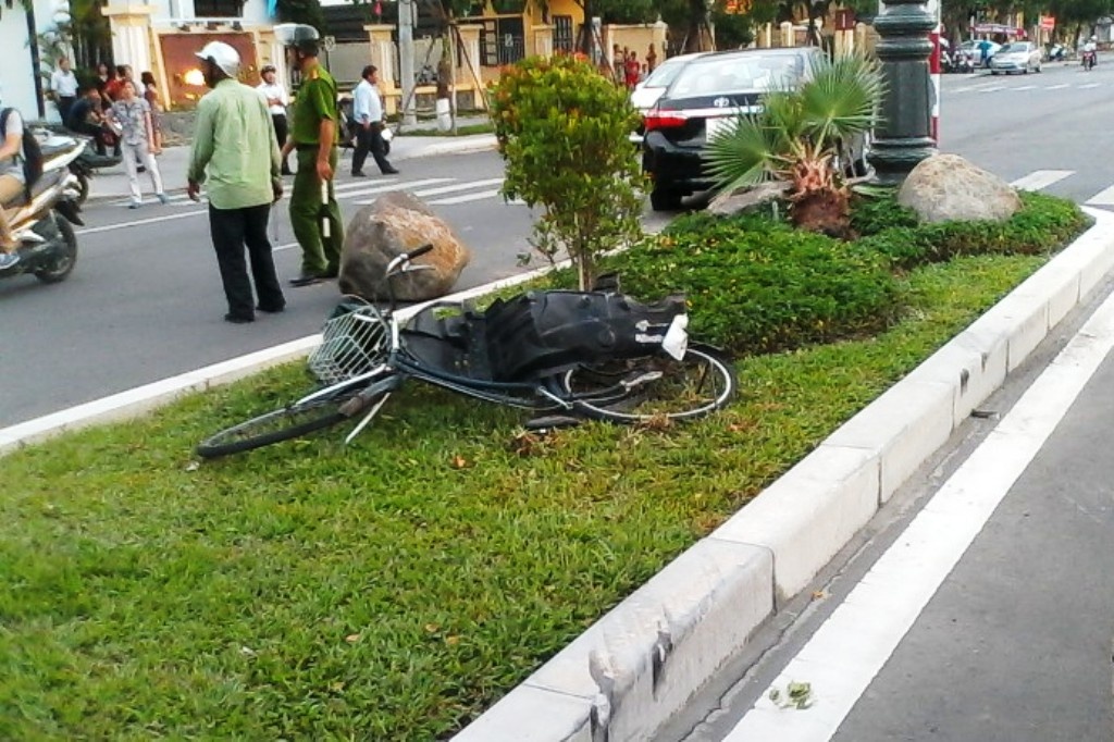 Oto mat lai tong nguoi di xe dap vang len dai phan cach hinh anh