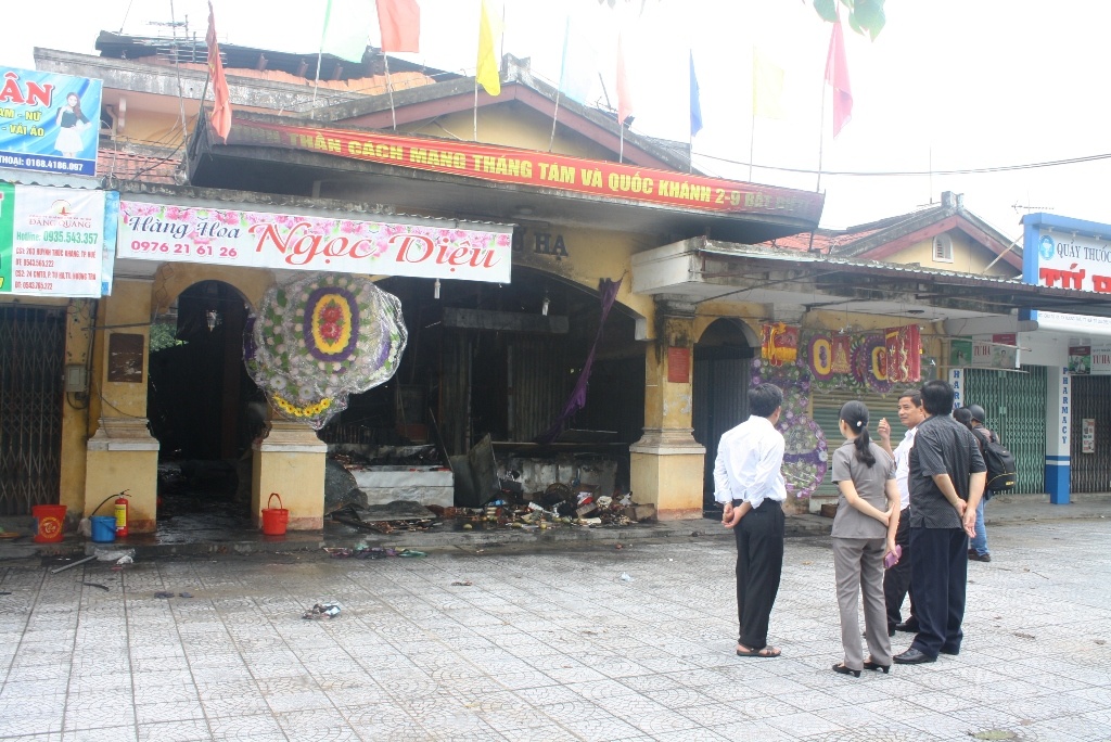 Cho huyen chay rui trong dem mua hinh anh