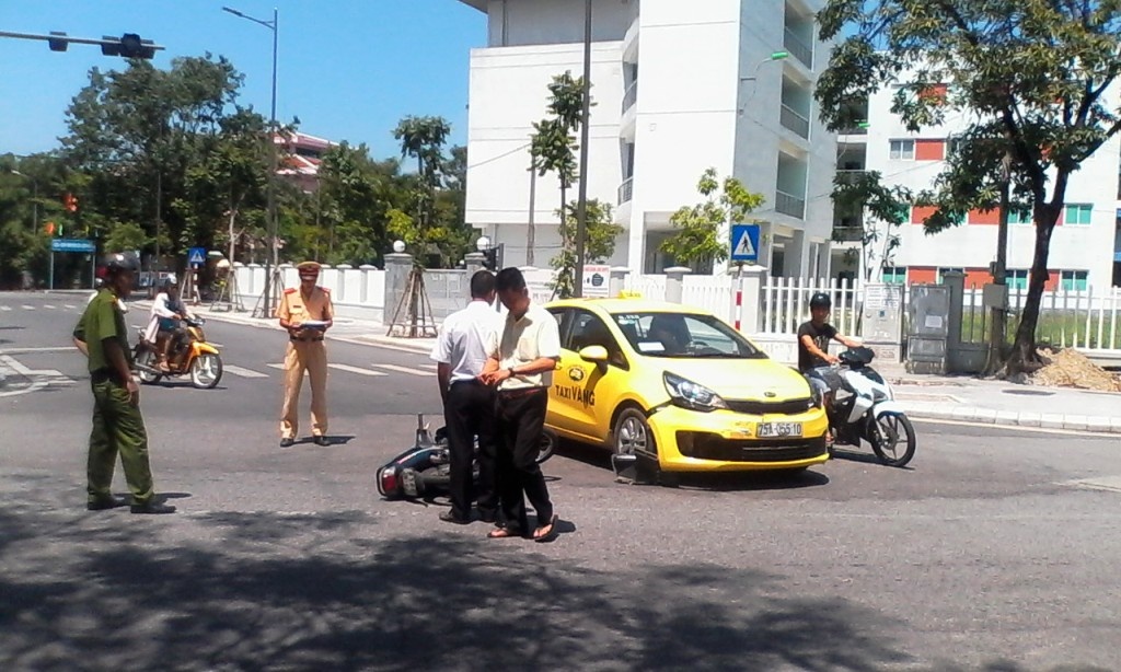Taxi tong xe om deo 3, hai nguoi bi thuong nang hinh anh