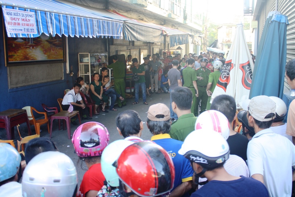 Hang chuc thanh nien vac ma tau chem nguoi hinh anh