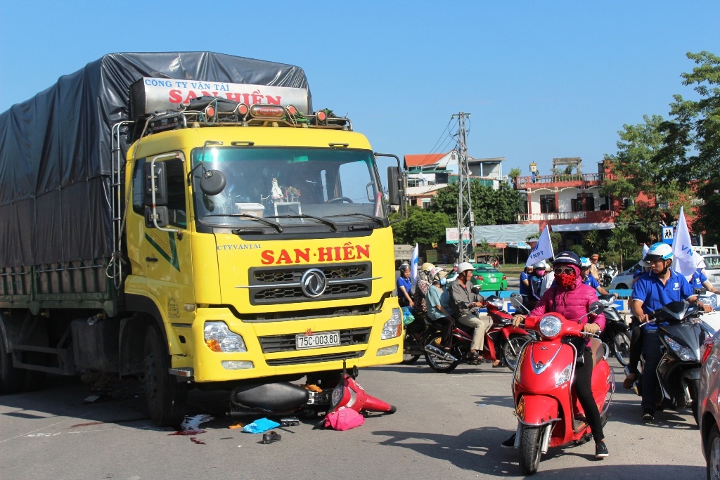 Khoi to tai xe xe tai tong be gai 10 tuoi tu vong hinh anh