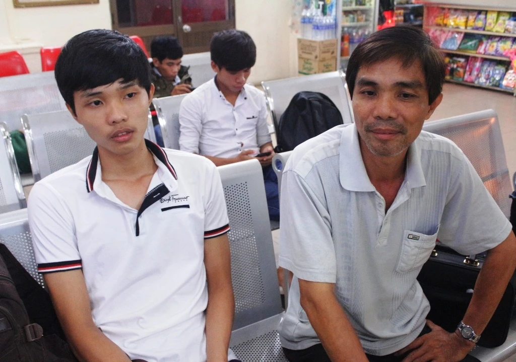 Sinh vien bong dung truot truong Y dong y chuyen nganh hoc hinh anh