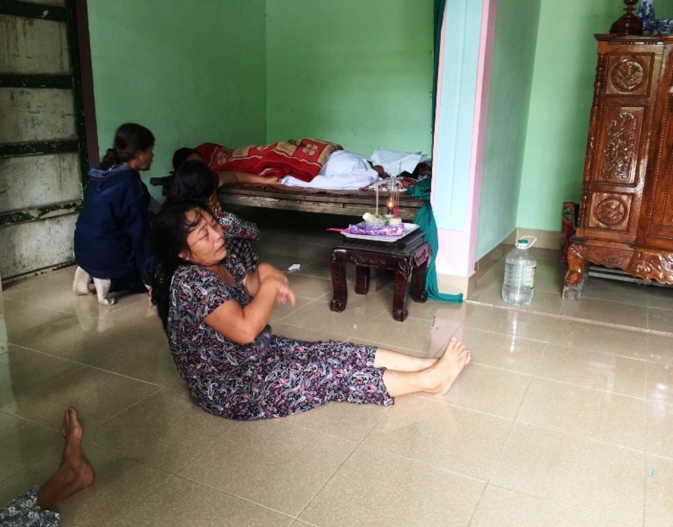 Gia đình ông Thủy đau buồn trước cái chết của người thân. Ảnh: Điền Quang
