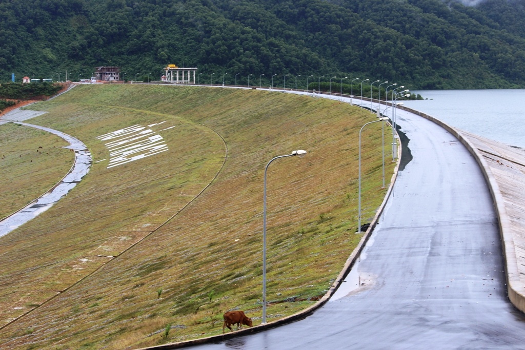 Đâp chứa nước hồ Tả Trạch vẫn hoạt động bình thường. Ảnh: Điền Quang