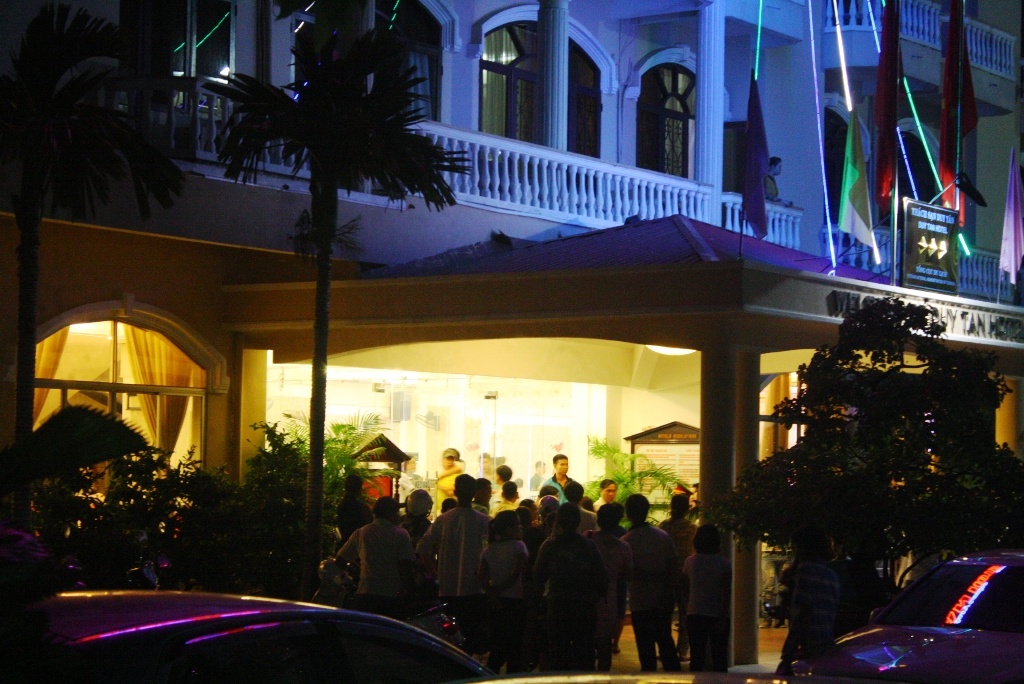 Ba nguoi doi khan tang xong vao tiec cuoi hinh anh