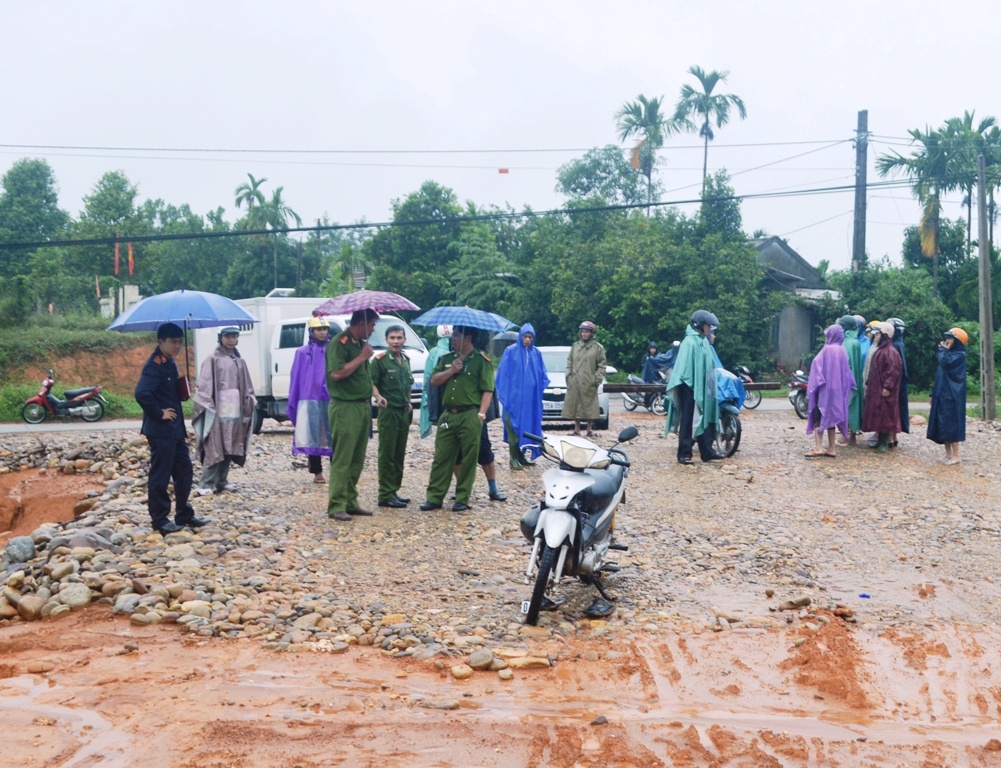 Thanh nien dung dao chem chet tinh dich ra dau thu hinh anh