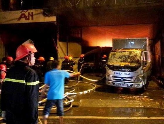 Chay kho mi tom, hang chuc ho dan thao chay trong dem hinh anh