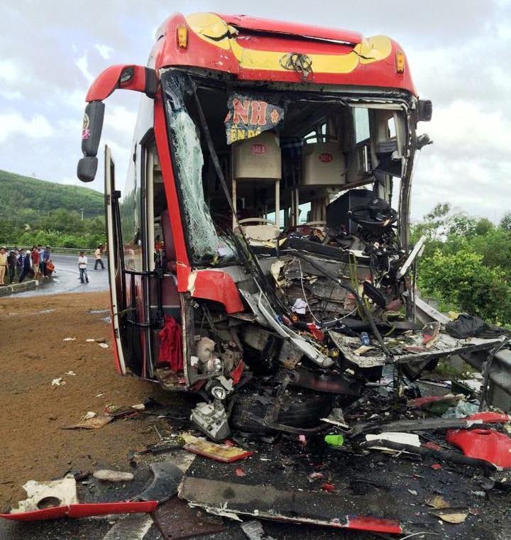 Oto khach vuot au, dau dau xe dau keo hinh anh