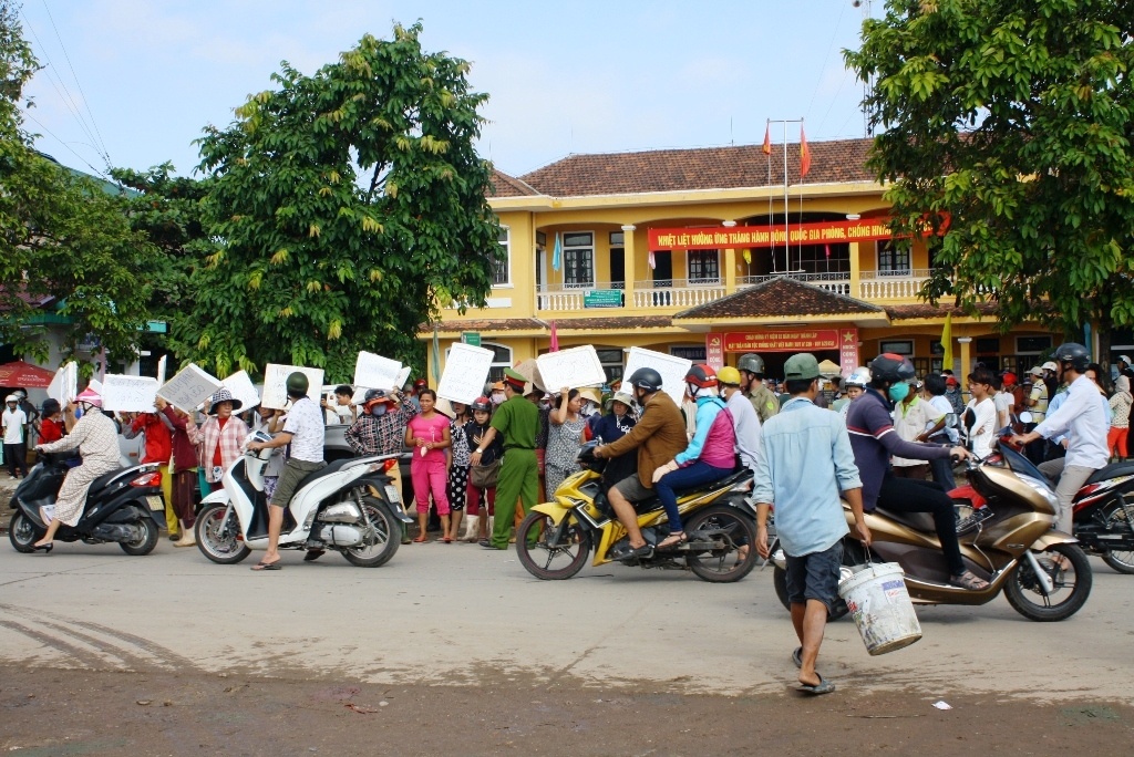 Hang tram tieu thuong vay tru so phuong phan doi di doi cho hinh anh