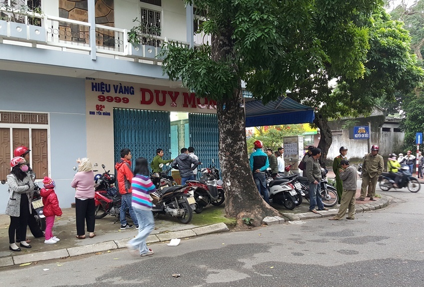 Chu nha di an cuoi, tiem vang bi trom dot nhap hinh anh