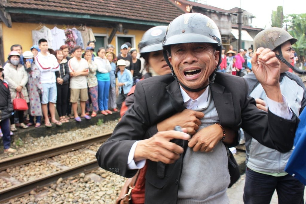 Lao vao tau hoa, nam thanh nien bi keo le tu vong hinh anh