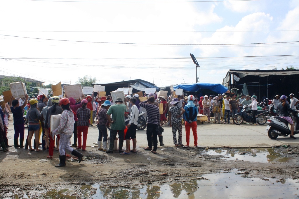 Tieu thuong lap 'hang rao song' chan xe hang vao cho moi hinh anh