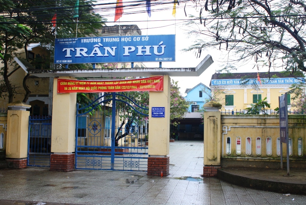 Them nu sinh Hue bi danh hoi dong, phai chuyen truong hinh anh