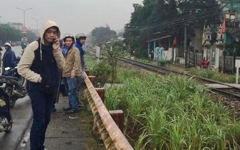 Vo chong cu gia gap nan tren duong di sam Tet hinh anh