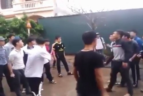 Trai lang hon chien, mot thanh nien bi dam chet hinh anh