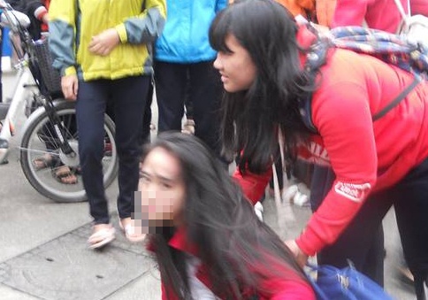 Nu sinh bi danh hoi dong ngay tai cong truong hinh anh