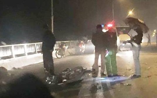 Hai chiec Exciter va vao nhau tren cau, hai nam 9X tu vong hinh anh