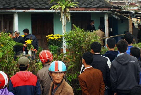 Ba lao song mot minh chet bat thuong trong nha hinh anh