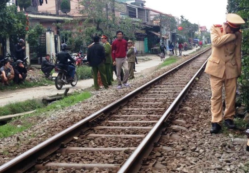 Phoi ao quan canh duong sat, mot cu ba tu vong hinh anh