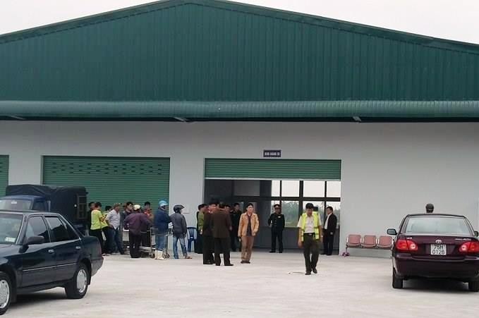 luu dan o san bay anh 2