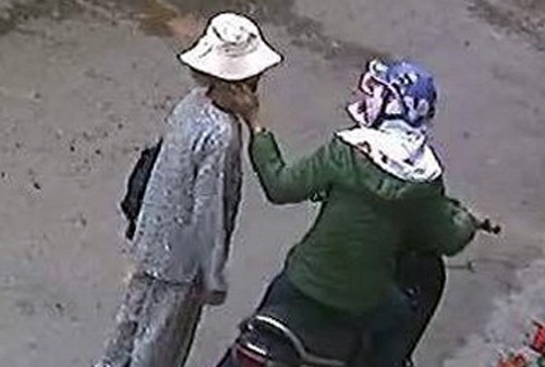 'Nu quai' dung thu thuat trom tien cua ba lao giua ban ngay hinh anh