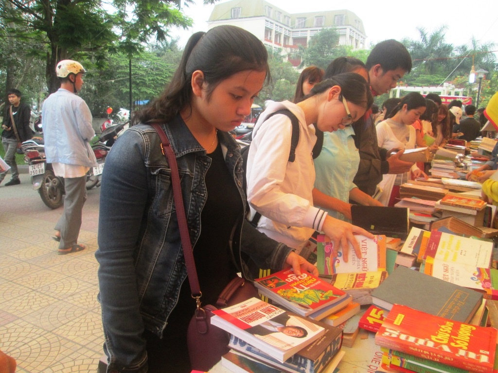 Hang tram ban tre tham gia 'Hoi cho sach 1k' hinh anh