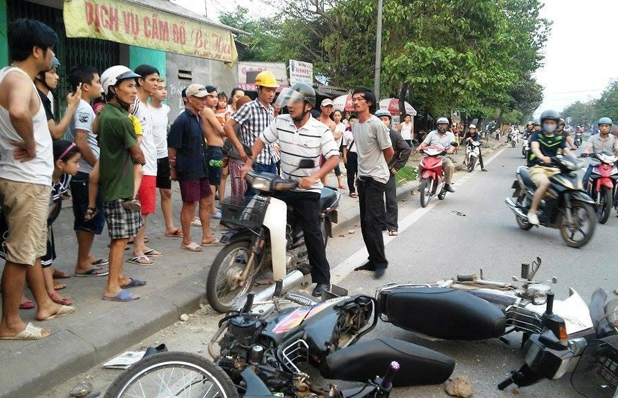 Nguoi dan ong say xin dap pha xe nguoi dan hinh anh