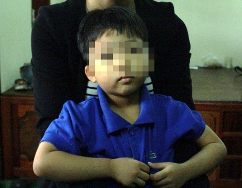 Canh sat lan tim be trai 4 tuoi suot nhieu gio hinh anh