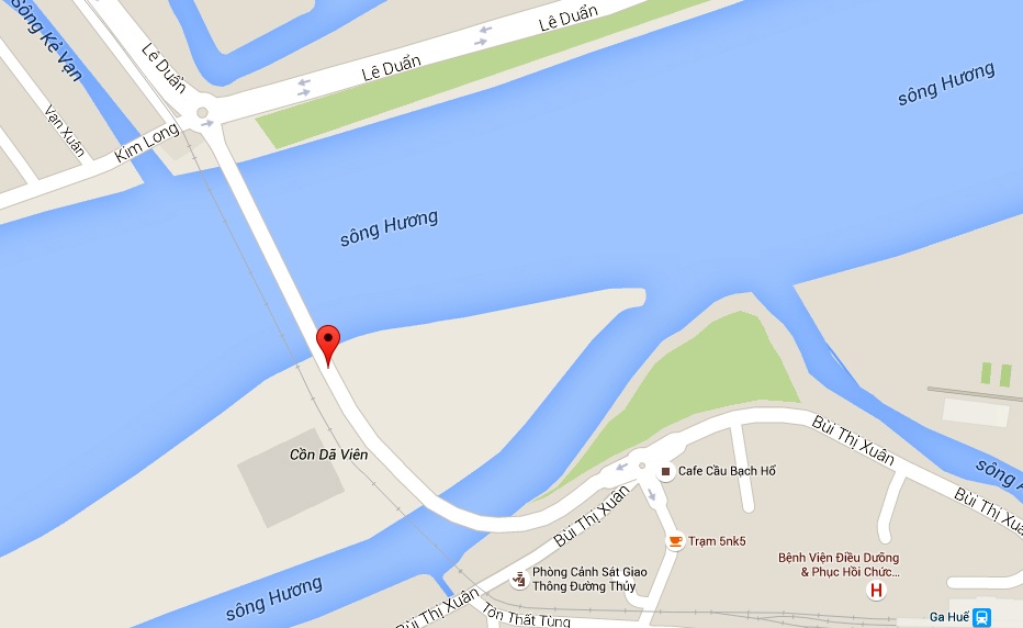 Xe đầu kéo lao qua thành cầu ảnh 3 Xe dau keo lao qua thanh cau anh 3