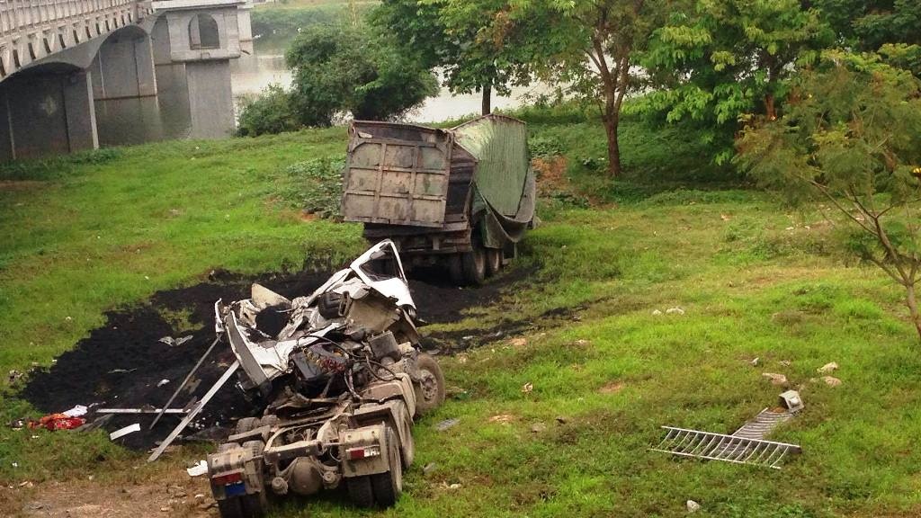 Xe đầu kéo lao qua thành cầu ảnh 2 Xe dau keo lao qua thanh cau anh 2