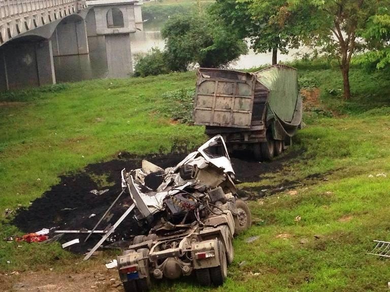 Xe dau keo lao qua thanh cau, tai xe chet ket trong cabin hinh anh