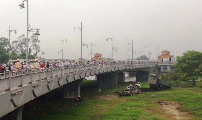 Xe đầu kéo lao qua thành cầu ảnh 1 Xe dau keo lao qua thanh cau anh 1