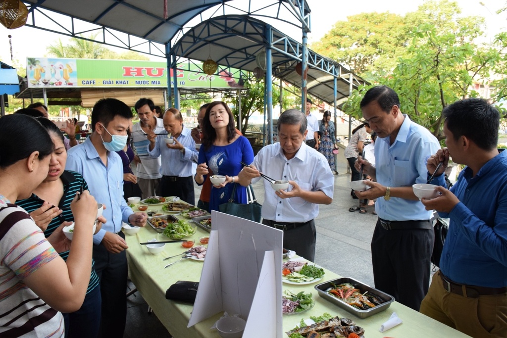 Nguoi Hue cung Pho chu tich tinh an ca bien ngay dau mo ban hinh anh