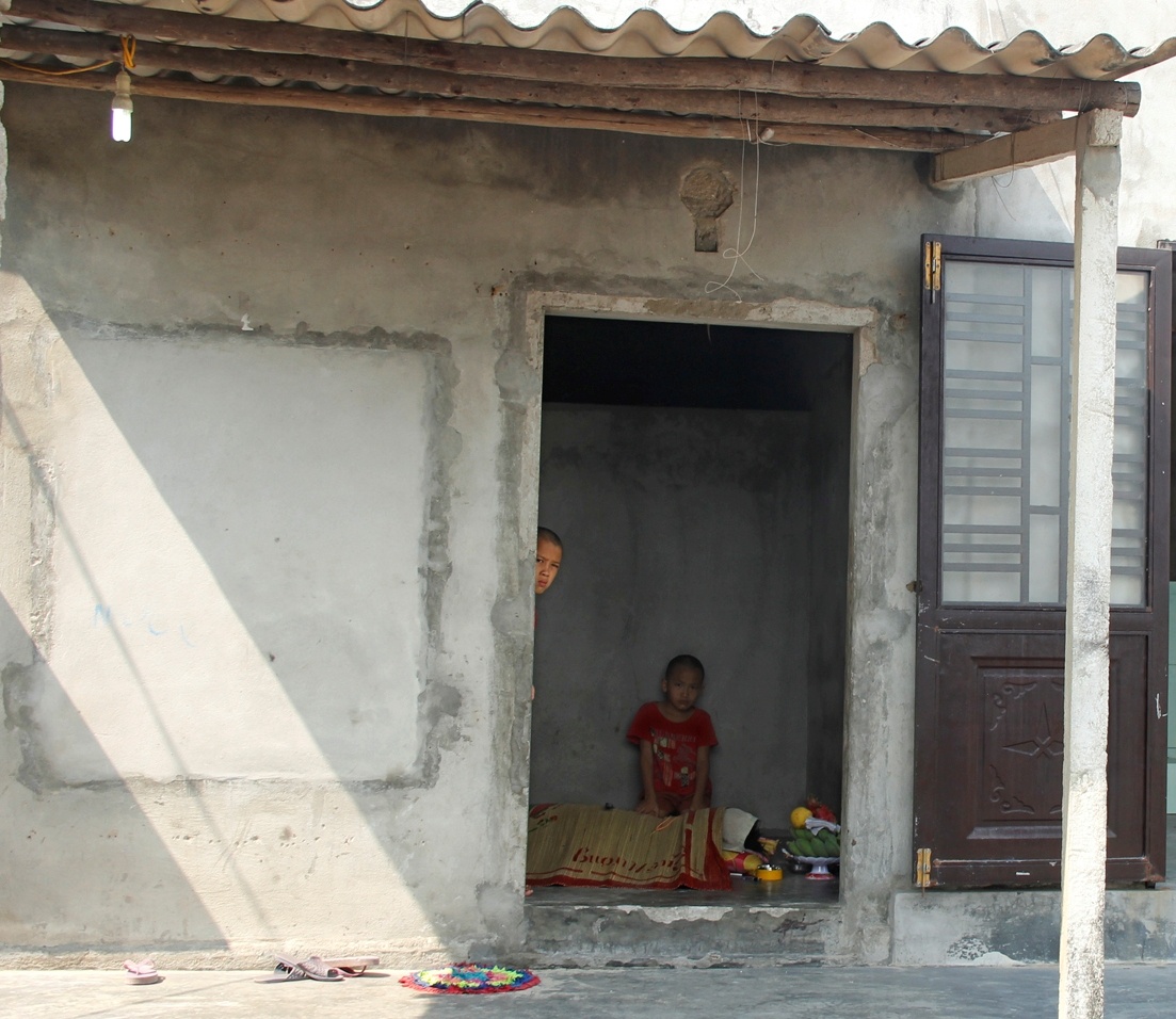 Nguoi dan ong chet trong tu the treo co de lai 4 con nho hinh anh