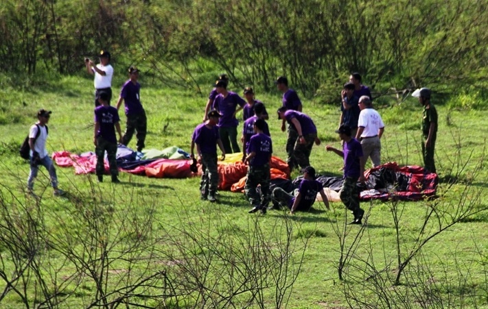 Khinh khi cau mac ket o bai say, du khach hoang hot hinh anh