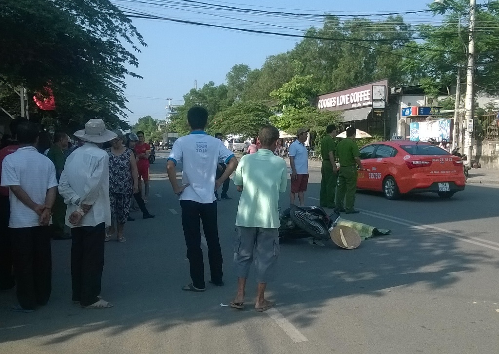 Ba lao bang qua duong bi xe tong tu vong hinh anh