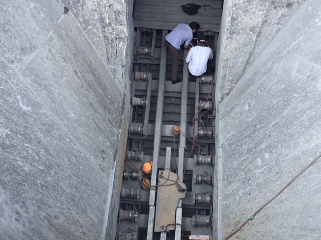 Thi the nam cong nhan mac ket trong gam bang chuyen da hinh anh