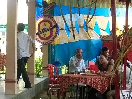 Nam thanh nien chet trong tu the treo co canh mo cha hinh anh