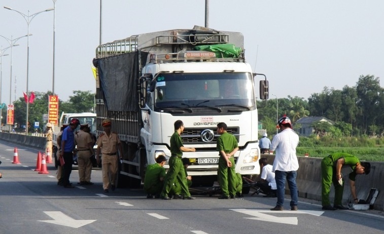 Ong lao di xe dap chet tham duoi gam oto tai hinh anh