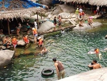 Du khach tu vong khi tam suoi Voi hinh anh