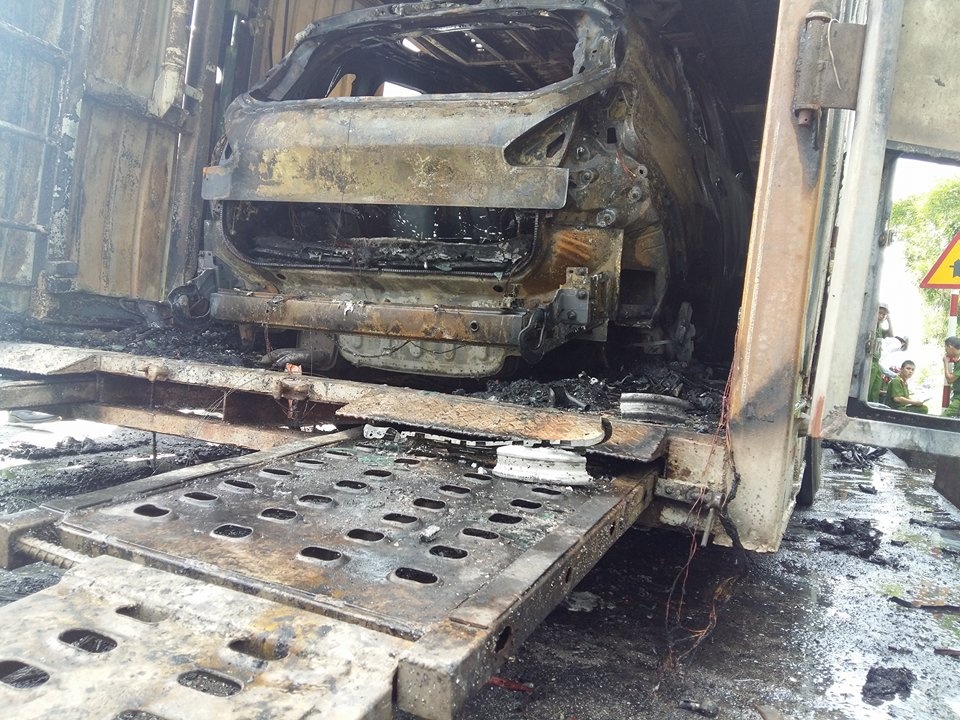 4 oto Kia chay rui trong thung xe container hinh anh