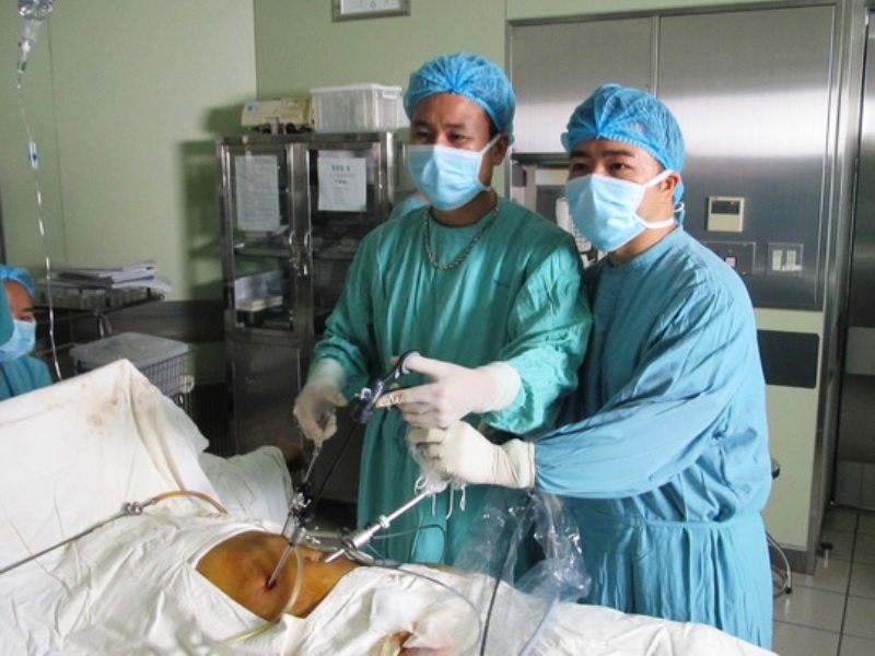 Cay nhip nho rau dai 8 cm trong bung benh nhan hinh anh