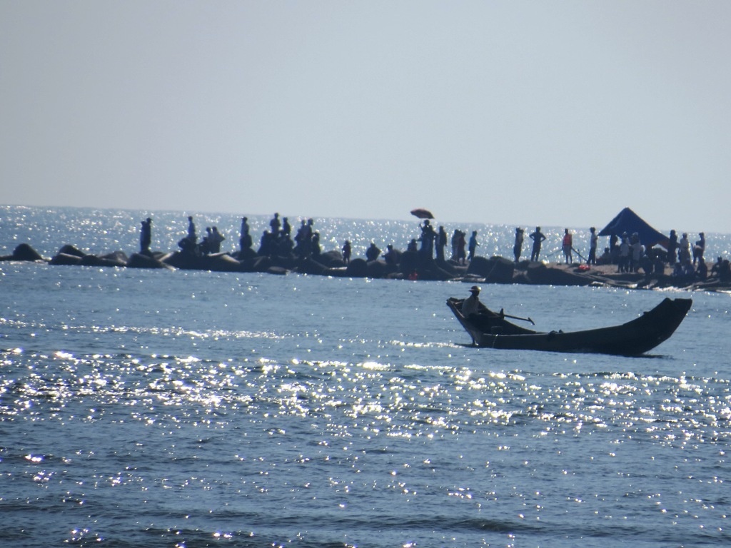 Tam o cua bien, mot nguoi bi song cuon mat tich hinh anh