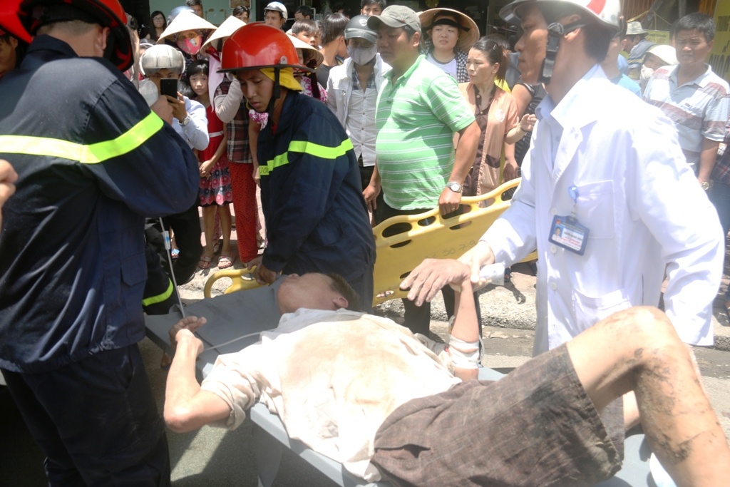 Giai cuu nguoi dan ong mac ket duoi cong nuoc hinh anh