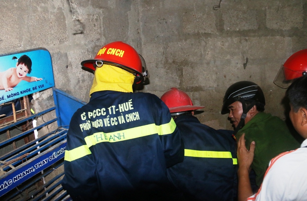 Giai cuu nguoi dan ong mac ket duoi cong nuoc anh 2