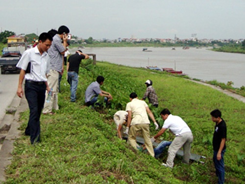 Ba thanh nien ham hiep be gai say ruou o bo de hinh anh