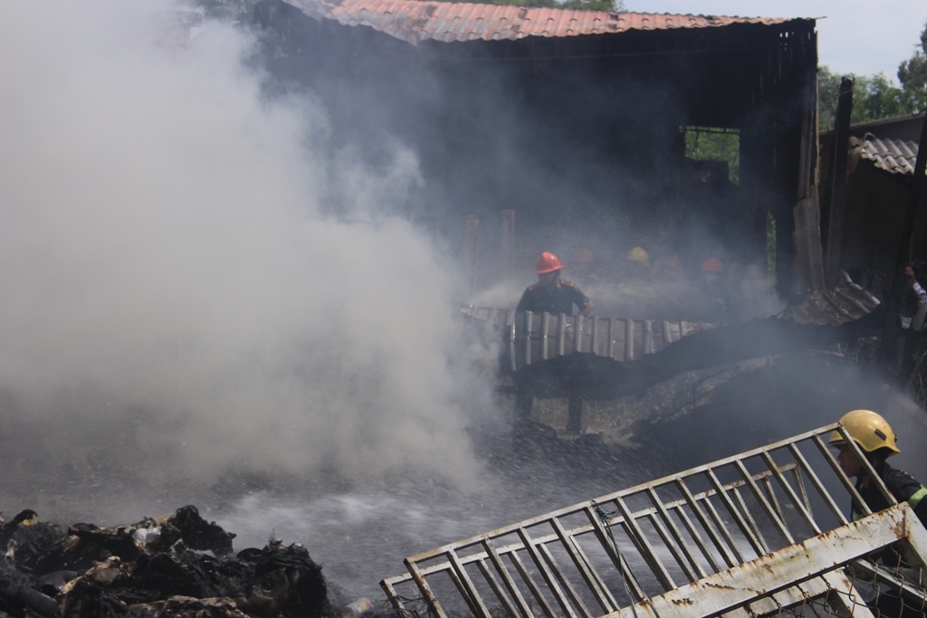 Kho phe lieu boc chay, nguoi dan chay khoi nha hinh anh