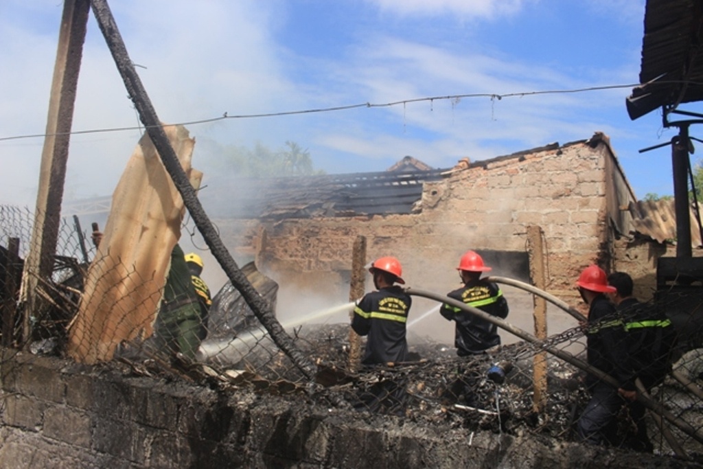 Kho phe lieu boc chay,  nguoi dan thao chay anh 1