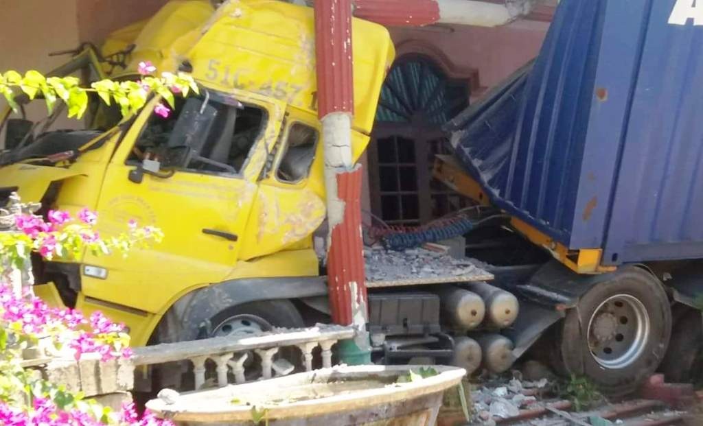 Xe container dam vao nha tho ven duong hinh anh