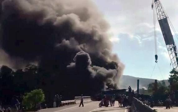 Hai xe tai boc chay suot nhieu gio sau khi dau dau hinh anh